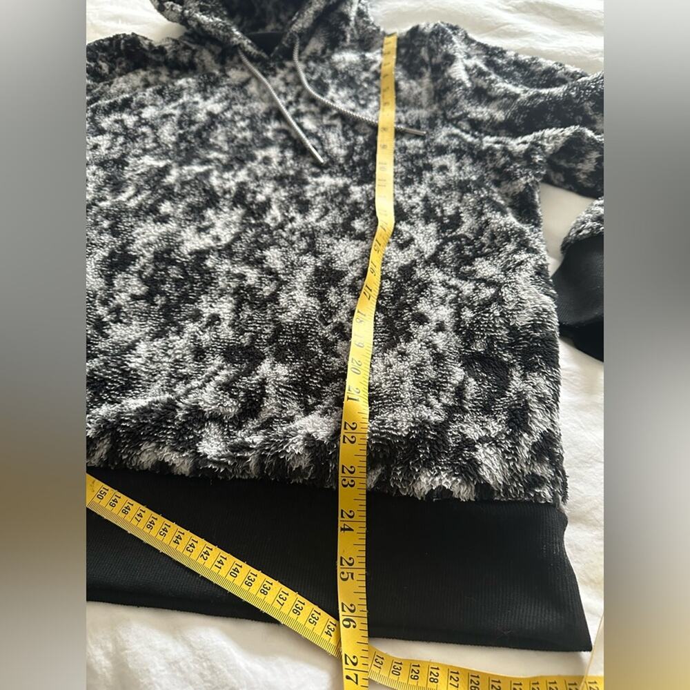 Athleta fuzzy hoodie with pockets, size large - Picture 8 of 9